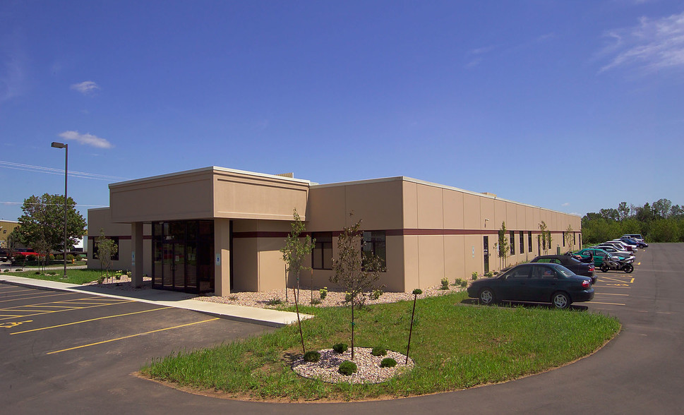 401 W 33rd Ave, Oshkosh, WI for sale - Building Photo - Image 1 of 1