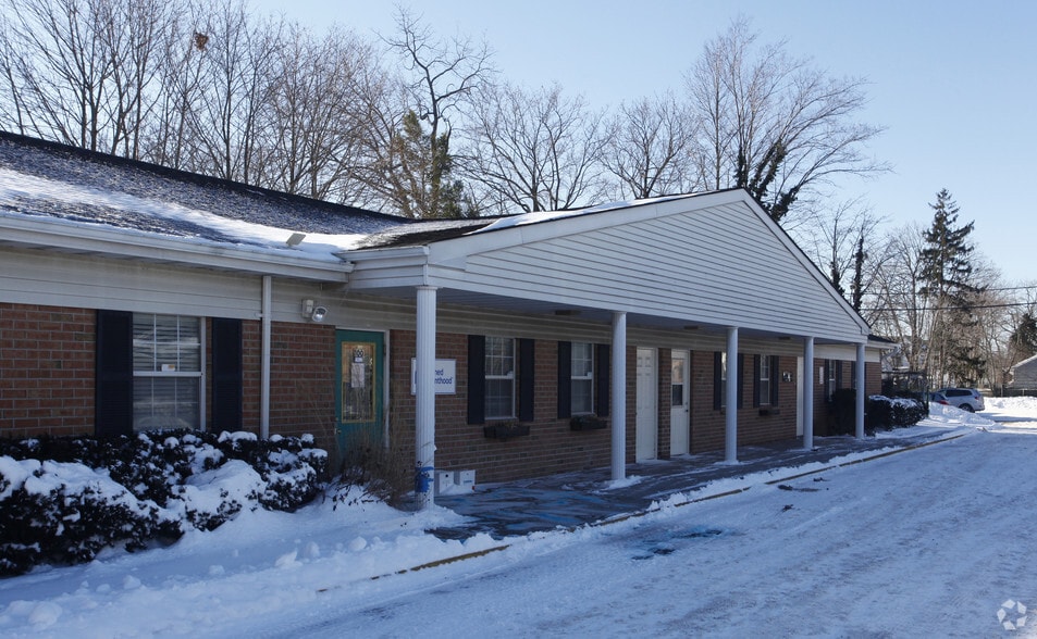550 E Main St, Riverhead, NY for lease - Building Photo - Image 2 of 2