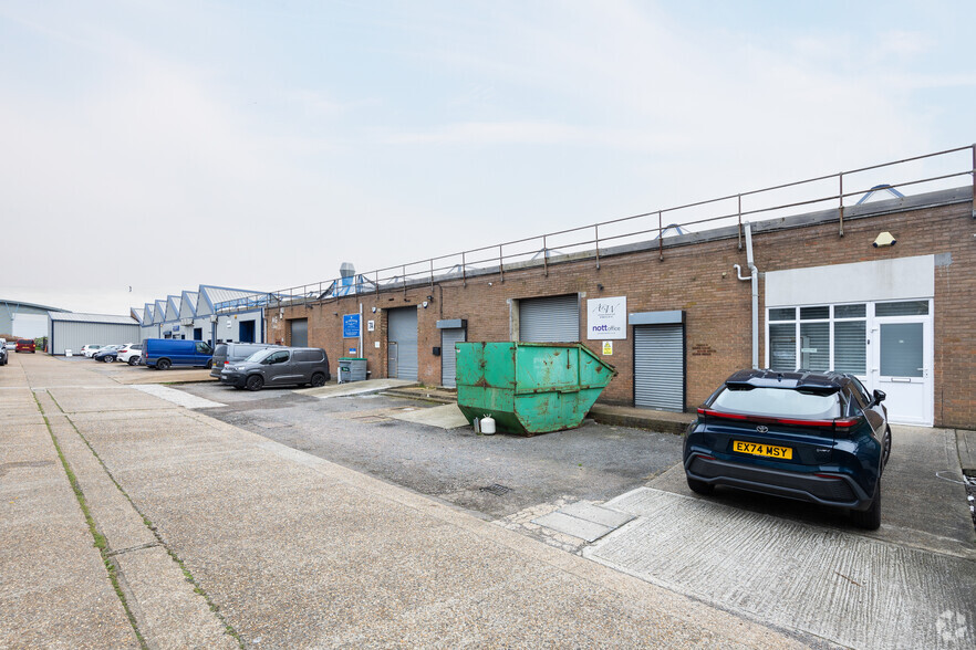 Crompton Close, Basildon for lease - Building Photo - Image 3 of 3