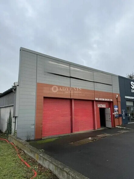 Retail in Saran for lease - Building Photo - Image 1 of 7