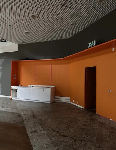 Retail in Maurepas for lease - Interior Photo - Image 3 of 6