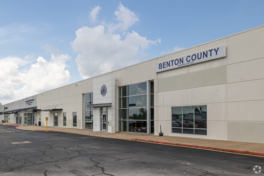 Retail in Rogers, AR for sale - Primary Photo - Image 1 of 1