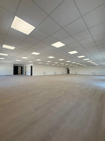 Office in Champigny-sur-Marne for lease - Interior Photo - Image 2 of 5