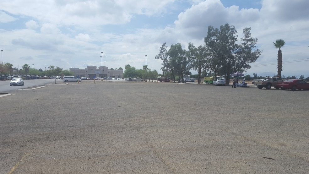 4th St & Wake Ave, El Centro, CA for lease - Building Photo - Image 2 of 3