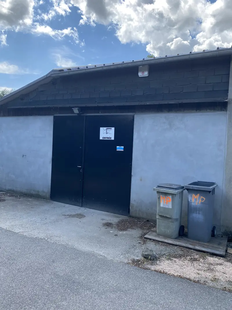 Flex in Grigny for lease Building Photo- Image 1 of 7