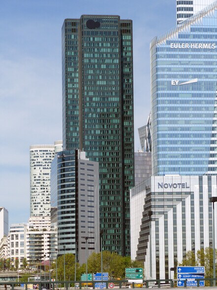 Office in Courbevoie for lease - Building Photo - Image 3 of 40