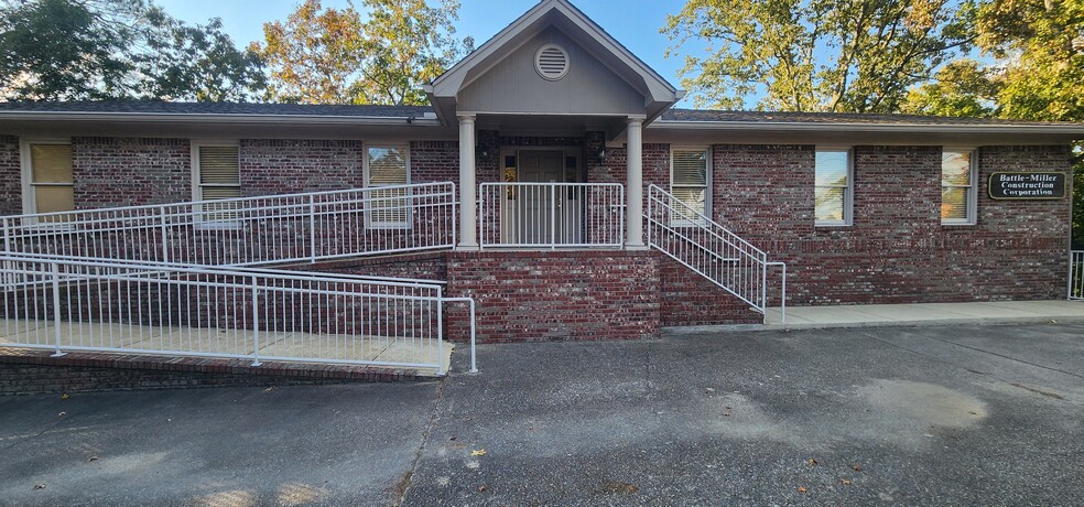 586 Shades Crest Rd, Birmingham, AL for lease - Building Photo - Image 1 of 9