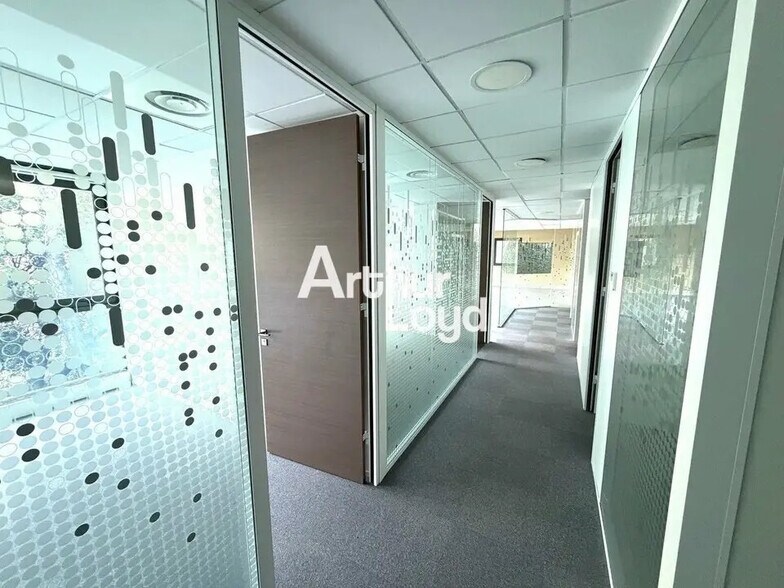 Office in Mougins for lease - Interior Photo - Image 2 of 11