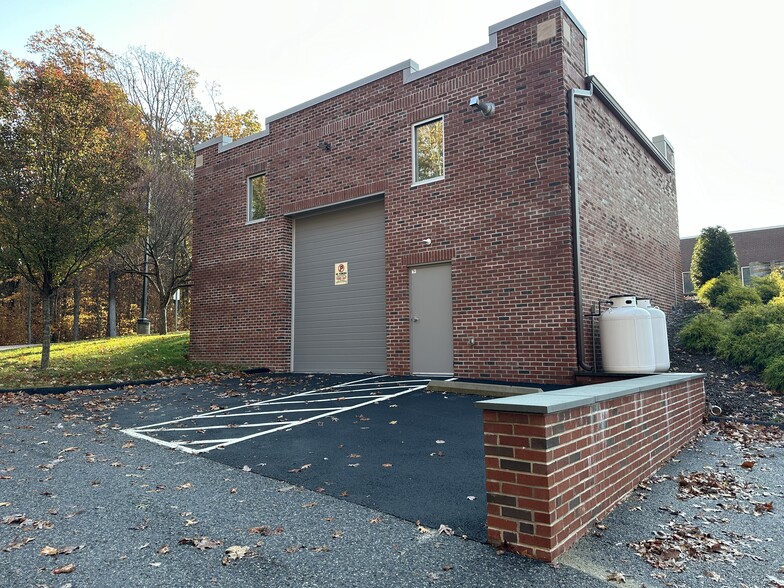 111 Park Ridge Rd, Brookfield, CT for lease - Building Photo - Image 1 of 11