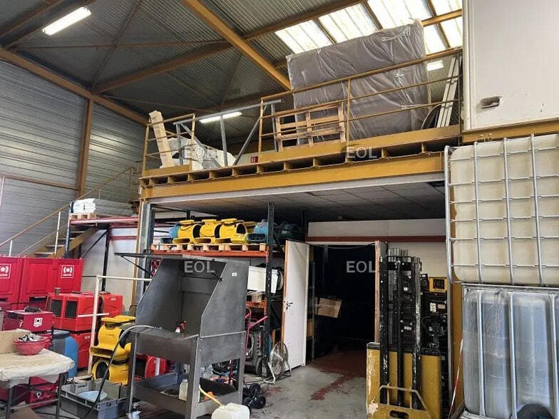 Flex in Vénissieux for lease - Interior Photo - Image 1 of 13