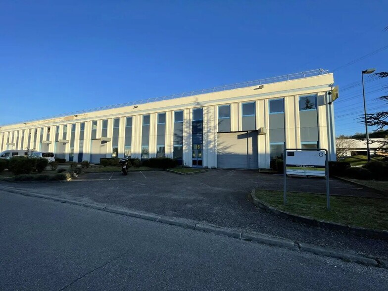 Flex in Saint-Quentin-Fallavier for sale - Building Photo - Image 2 of 17