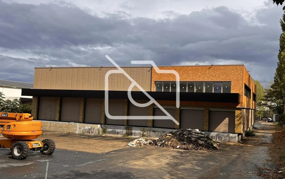 Industrial in Morangis for lease - Building Photo - Image 1 of 9