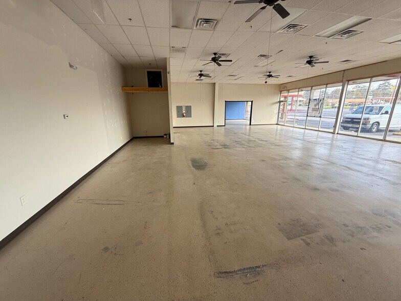 1717 N Frazier St, Conroe, TX for lease - Building Photo - Image 3 of 9