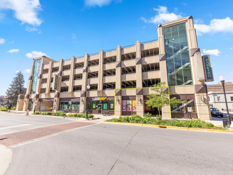 5 E Downer Pl, Aurora, IL 60505