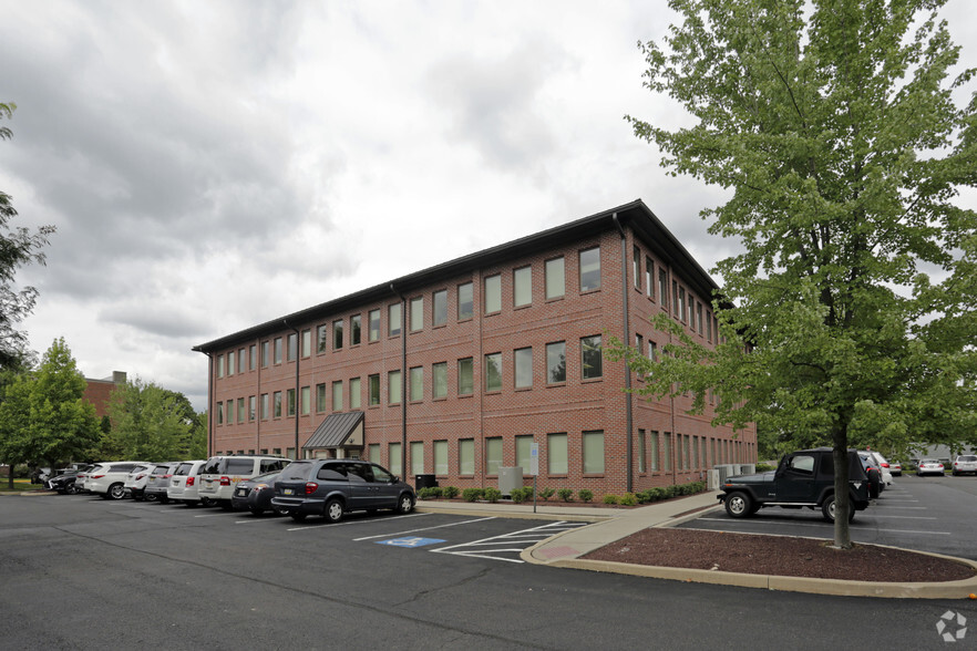 370 E Maple Ave, Langhorne, PA for lease - Primary Photo - Image 1 of 7