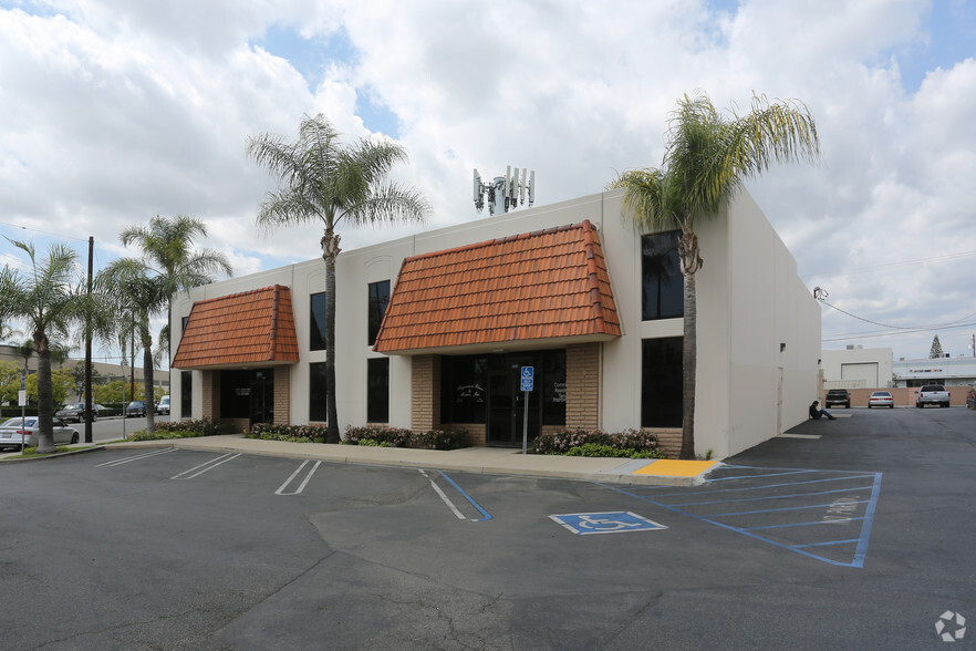 2881-2895 E La Palma Ave, Anaheim, CA for lease - Primary Photo - Image 1 of 16