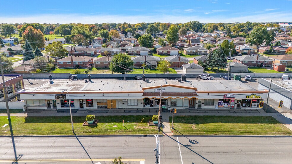 8282-8326 E 12 Mile Rd, Warren, MI for lease - Building Photo - Image 1 of 2