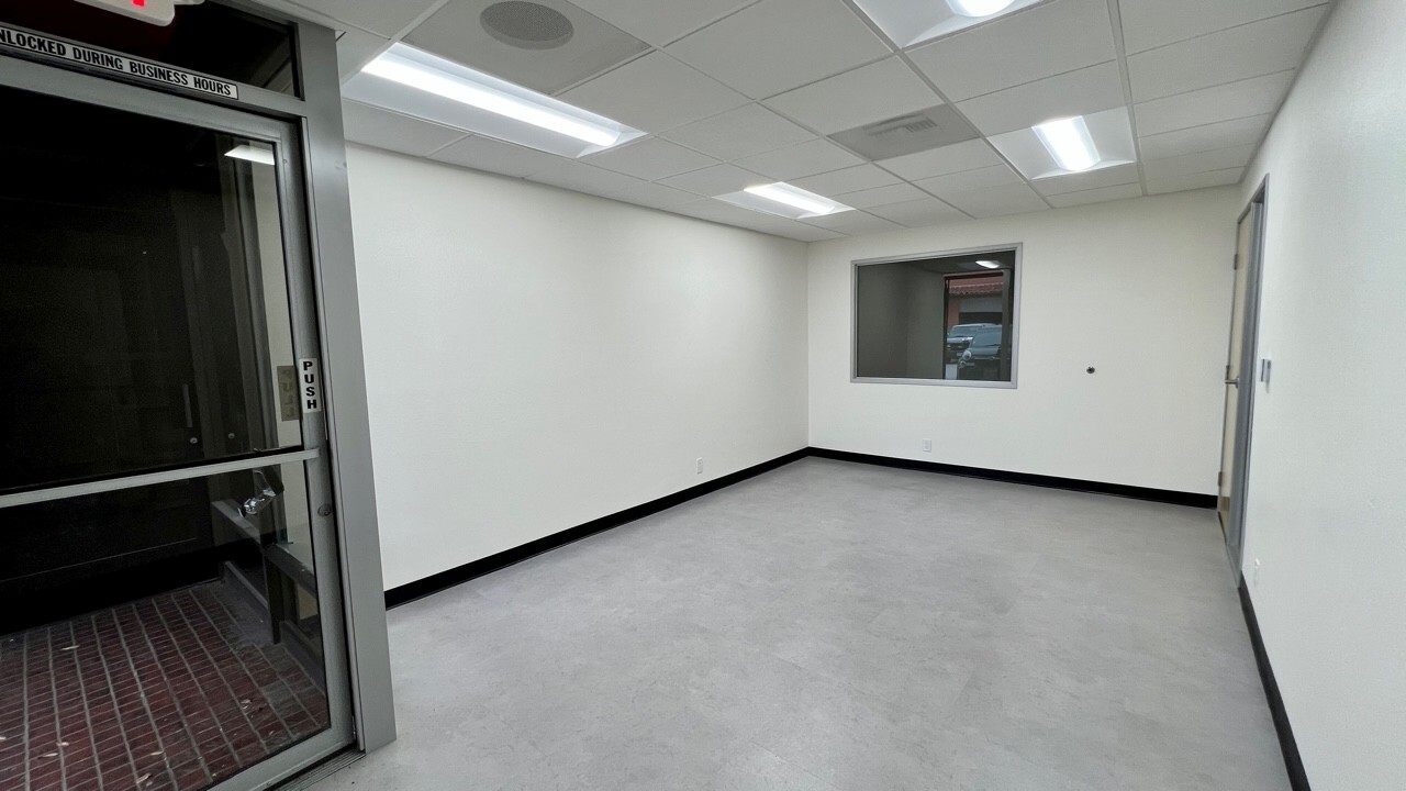 18320-18330 Oxnard St, Tarzana, CA for lease Interior Photo- Image 1 of 9