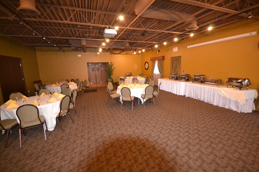 2739 Breton Rd SE, Grand Rapids, MI for sale - Interior Photo - Image 3 of 11