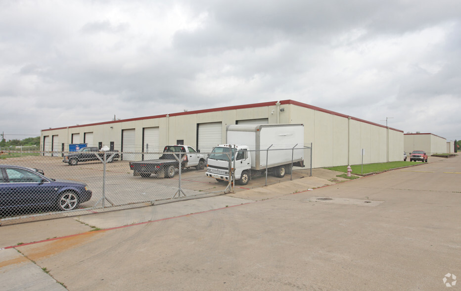 2811-2823 Euless Blvd W, Euless, TX for lease - Building Photo - Image 3 of 3