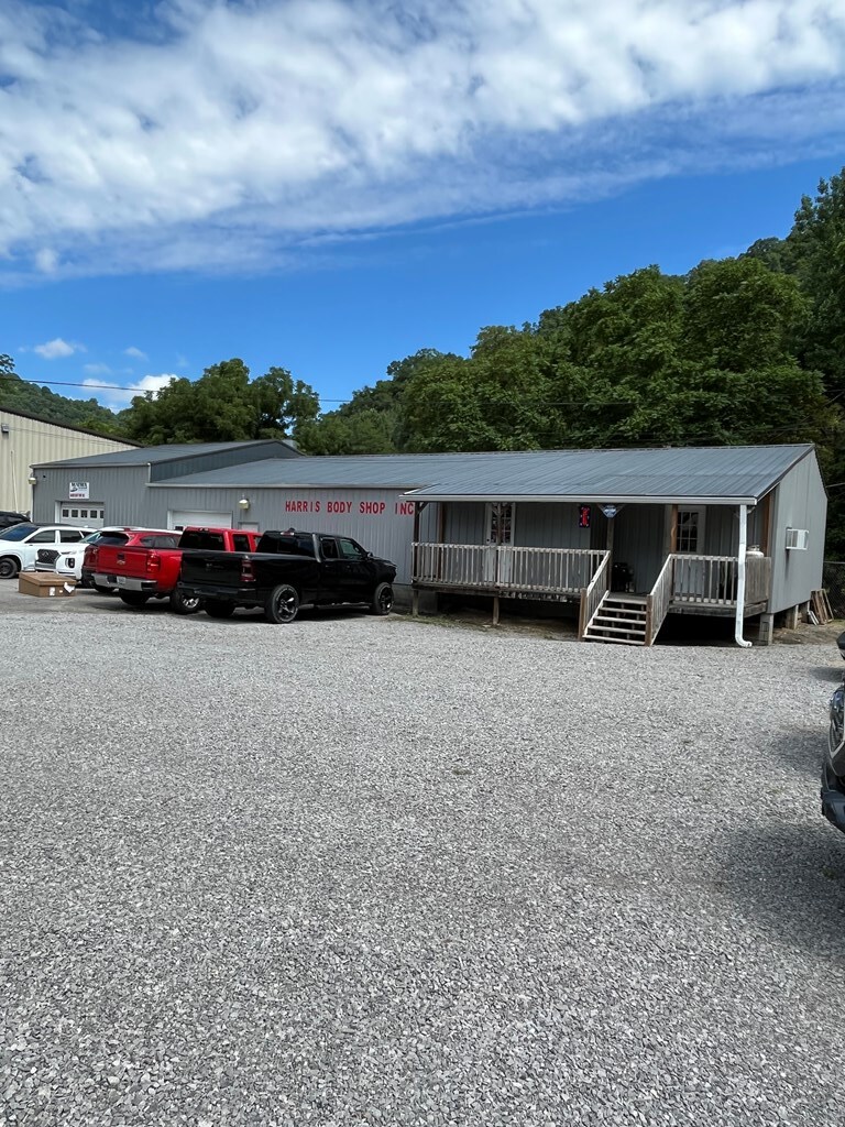 42 Raccoon Rd, Raccoon, KY 41557