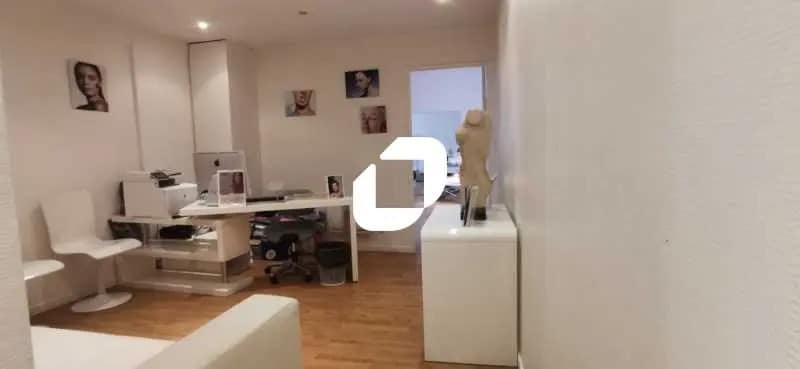 Retail in Paris for lease - Interior Photo - Image 2 of 8