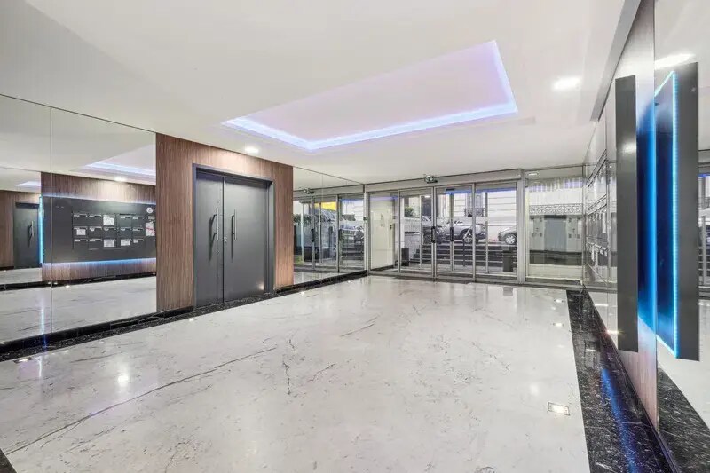 Office in Saint-Mandé for lease Lobby- Image 1 of 5