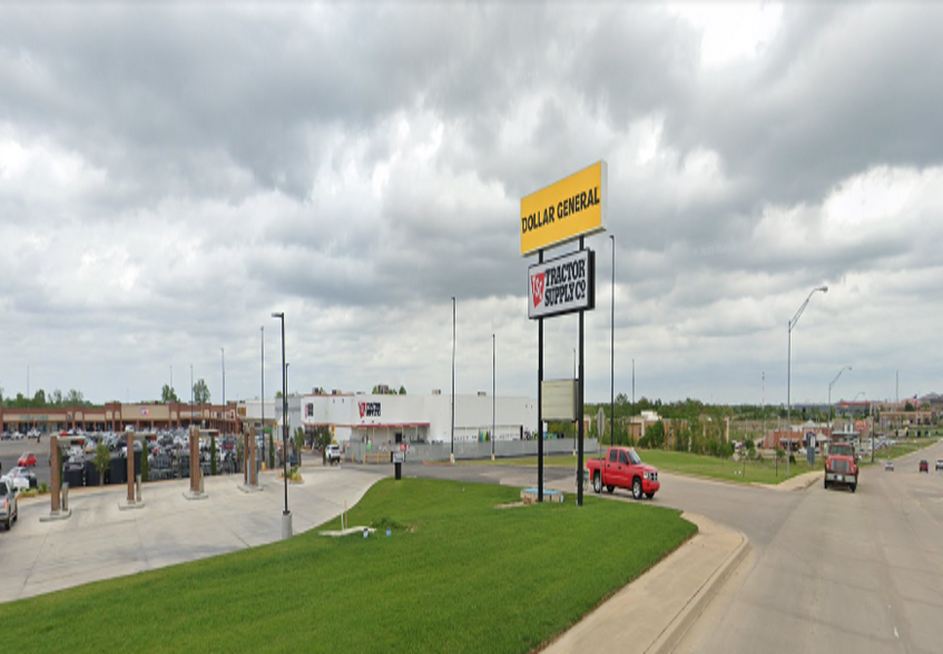 1300-1320 N Hills Shopping Center, Ada, OK for sale - Building Photo - Image 3 of 8