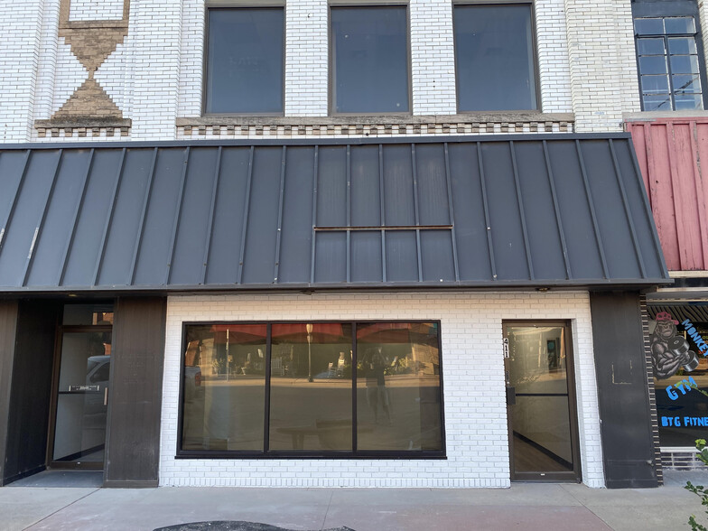 409-411 W Chickasha Ave, Chickasha, OK for lease - Building Photo - Image 1 of 5