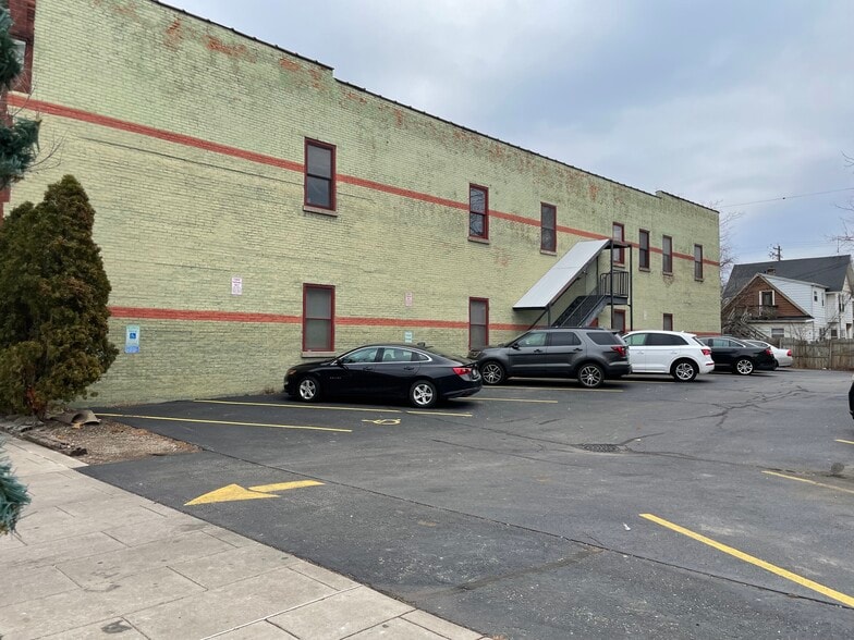 558 N Main St, Oshkosh, WI for lease - Building Photo - Image 2 of 16