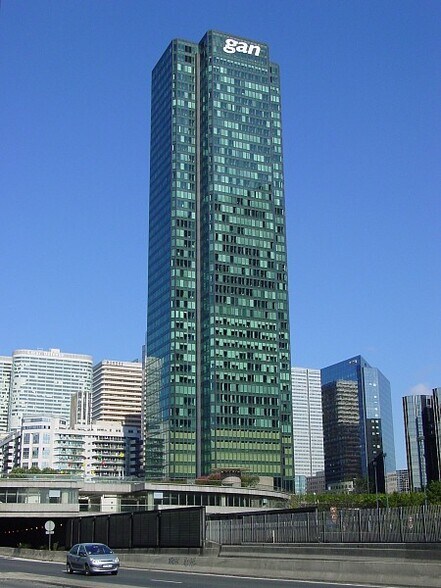 Office in Courbevoie for lease - Building Photo - Image 2 of 40