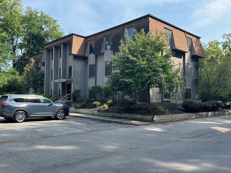 640 Kreag Rd, Pittsford, NY for sale - Building Photo - Image 2 of 17