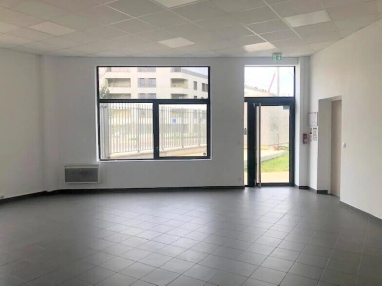 Office in SAINT CYR L ECOLE for lease - Interior Photo - Image 1 of 10