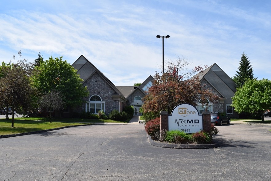 38935 Ann Arbor Rd, Livonia, MI for lease - Primary Photo - Image 1 of 9