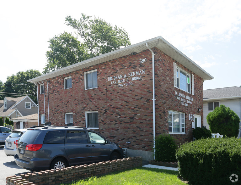 680 Broadway, Massapequa, NY for lease - Building Photo - Image 2 of 3