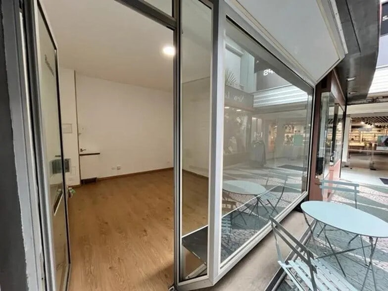 Retail in Tours for lease - Interior Photo - Image 2 of 4