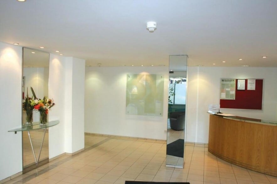 84 Uxbridge Rd, London for lease - Building Photo - Image 3 of 8
