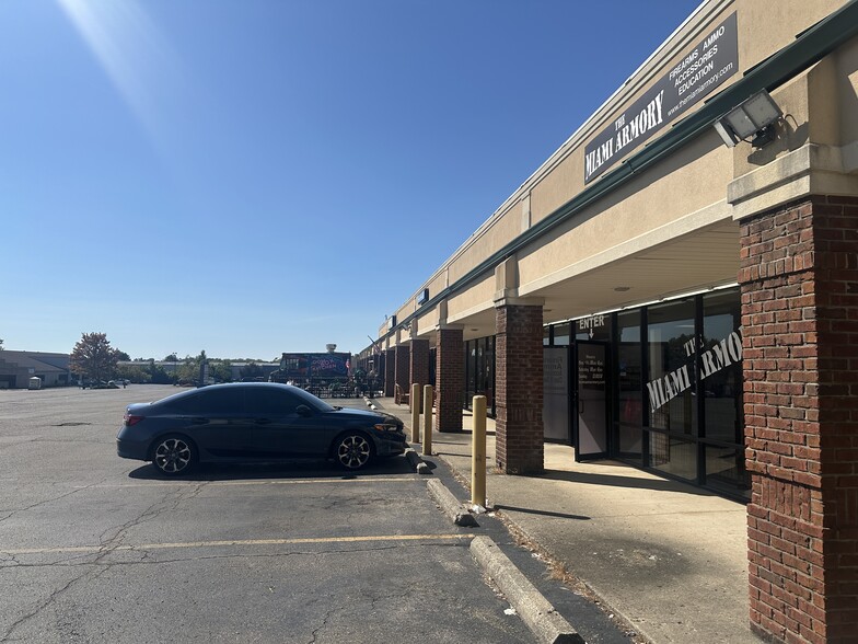 8935-8947 Kingsridge Rd, Dayton, OH for lease - Building Photo - Image 3 of 9