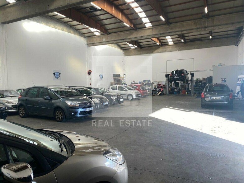 Flex in Saint-Priest for lease - Interior Photo - Image 3 of 6