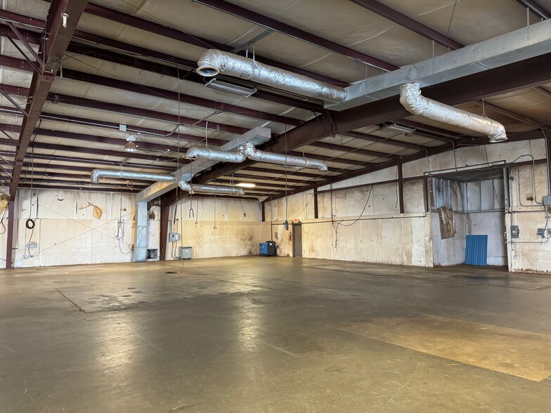 240 NW Industrial Blvd, Macon-Bibb, GA for sale - Building Photo - Image 3 of 31