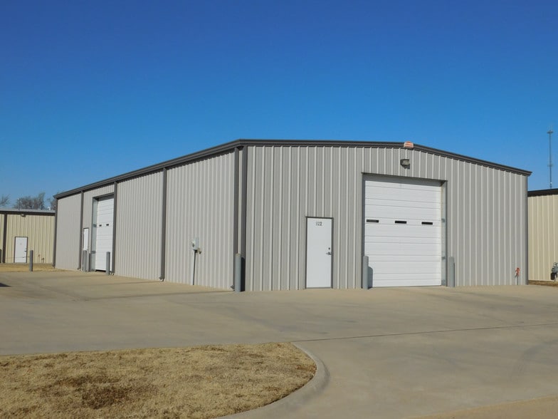 822 Commercial Cir, Enid, OK 73703