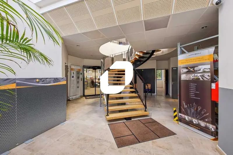 Office in Villebon-sur-Yvette for lease - Interior Photo - Image 1 of 14