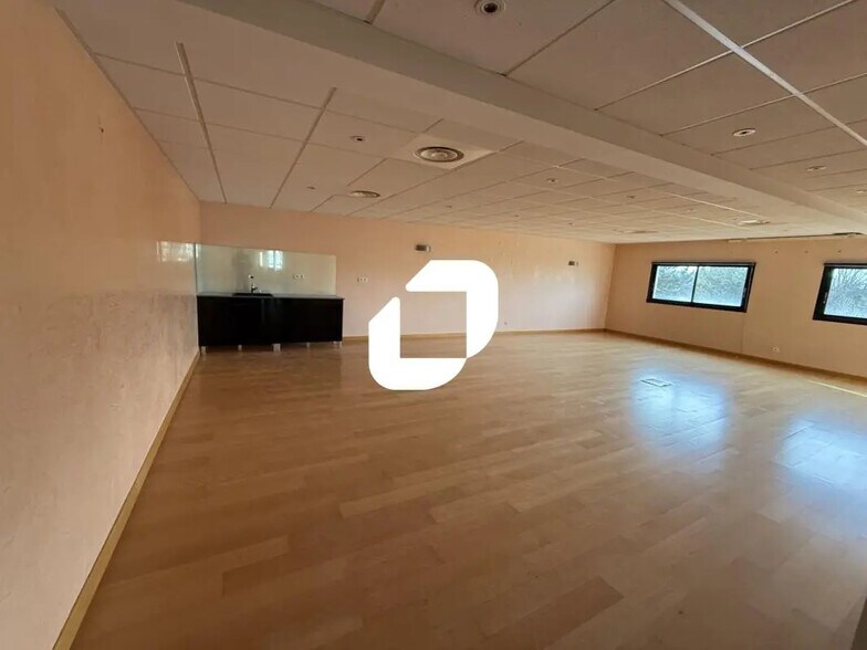 1 Parvis, Voiron for lease - Interior Photo - Image 3 of 8