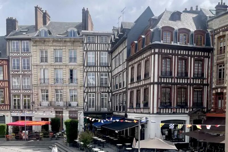 Office in Rouen for lease - Building Photo - Image 2 of 8