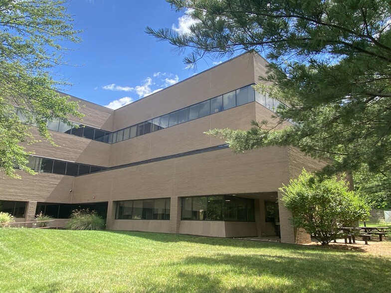 800 Regis Ave, Pittsburgh, PA for lease - Building Photo - Image 1 of 20