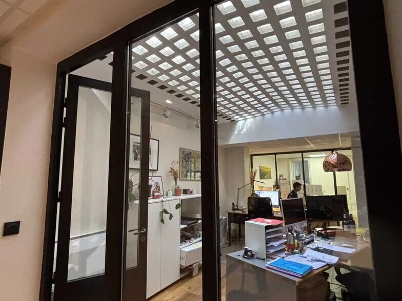 Office in Bordeaux for lease - Interior Photo - Image 2 of 12