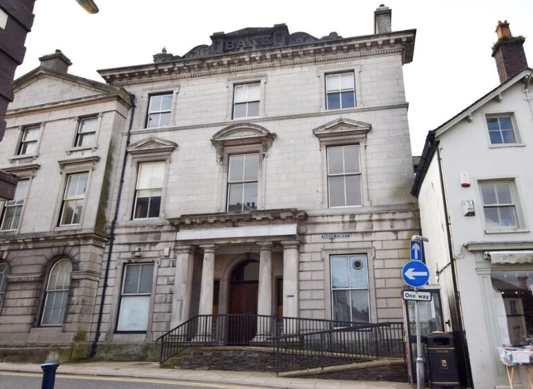 2 Queen St, Ulverston for lease Primary Photo- Image 1 of 4