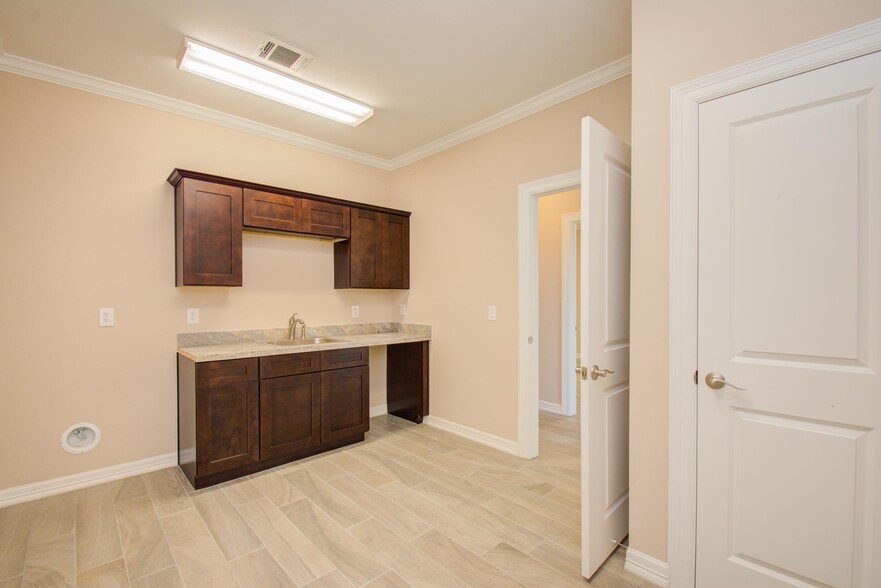 7070 Knights Ct, Missouri City, TX for lease - Interior Photo - Image 3 of 30