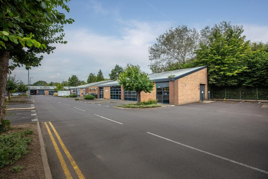 890 Plymouth Rd, Slough for lease - Building Photo - Image 2 of 4