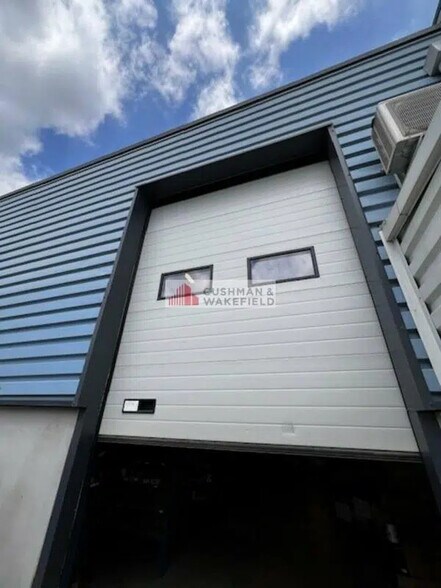 Retail in Marguerittes for lease - Building Photo - Image 2 of 3